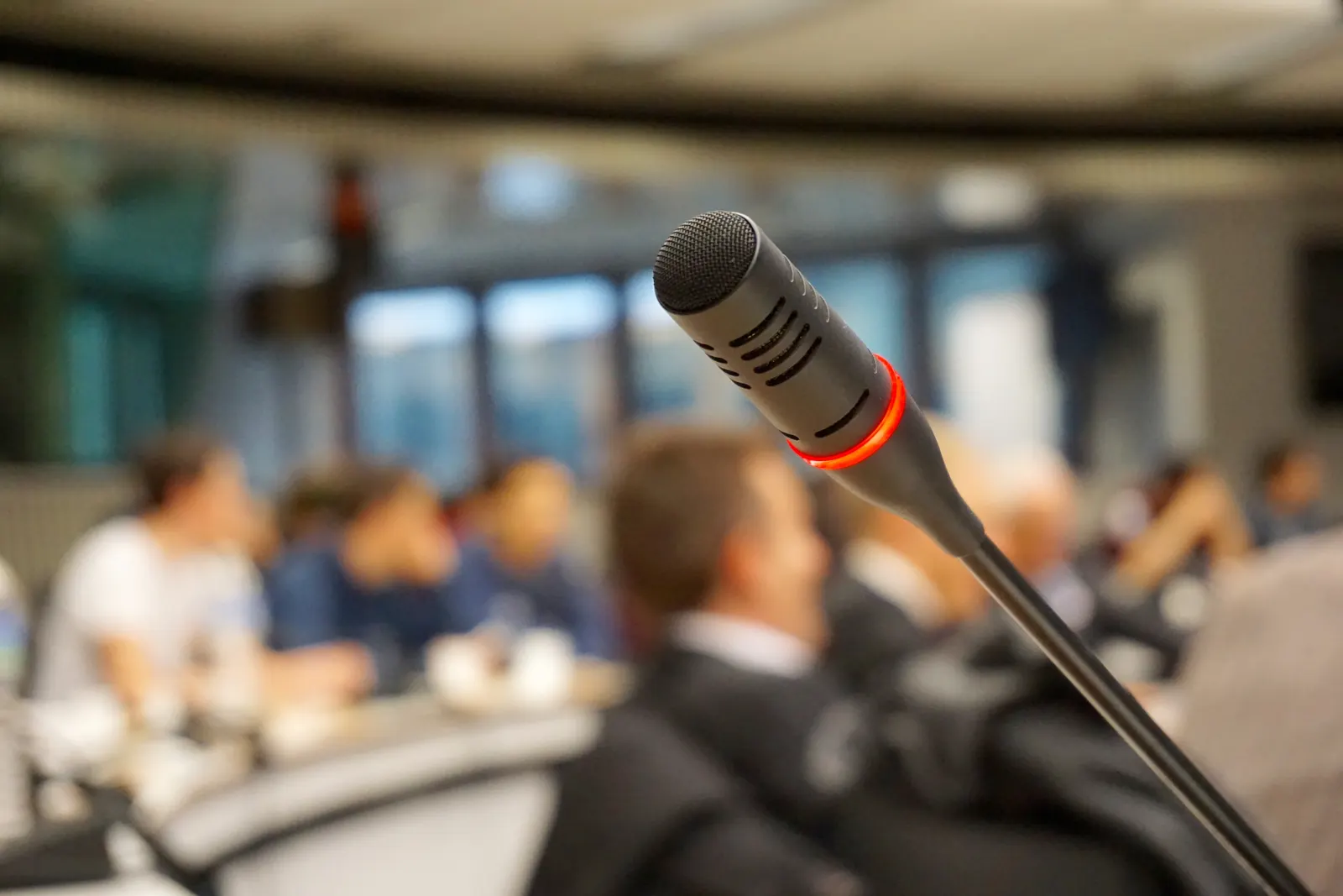 Konferenzmikrofon mit rotem Leuchtring
